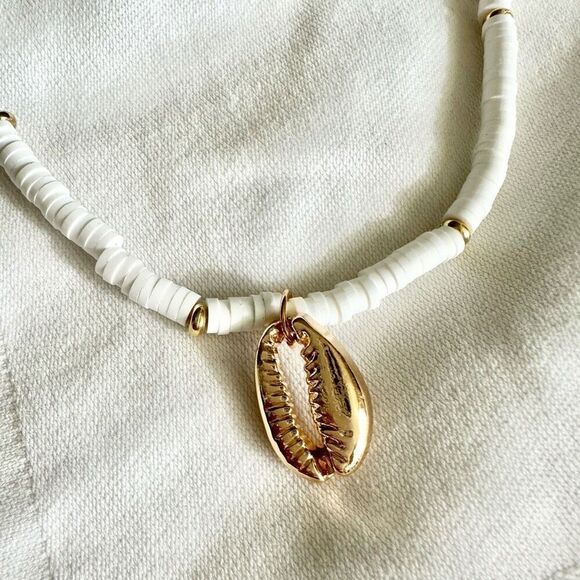Sea shell white and gold puka shell style necklace - Picture 3 of 3